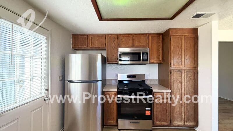 Victorville House: 13269 Llano Rd