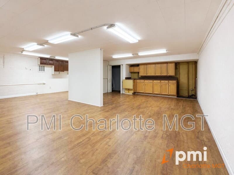 Charlotte House: 1140 Bevis Dr