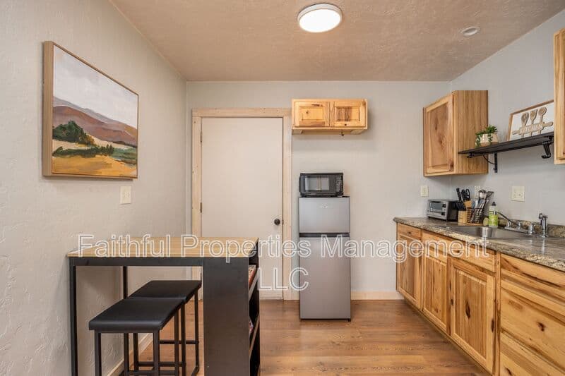 Tyler House: 13584 Farm to Market Road 14
