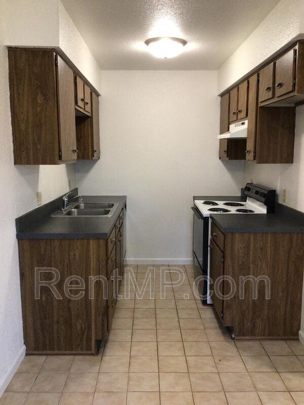 Mt Pleasant Townhome: 722 W Broomfield - Unit H01