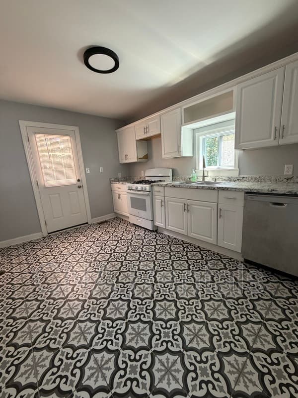 Smyrna House: 2047 Benson Ave SE