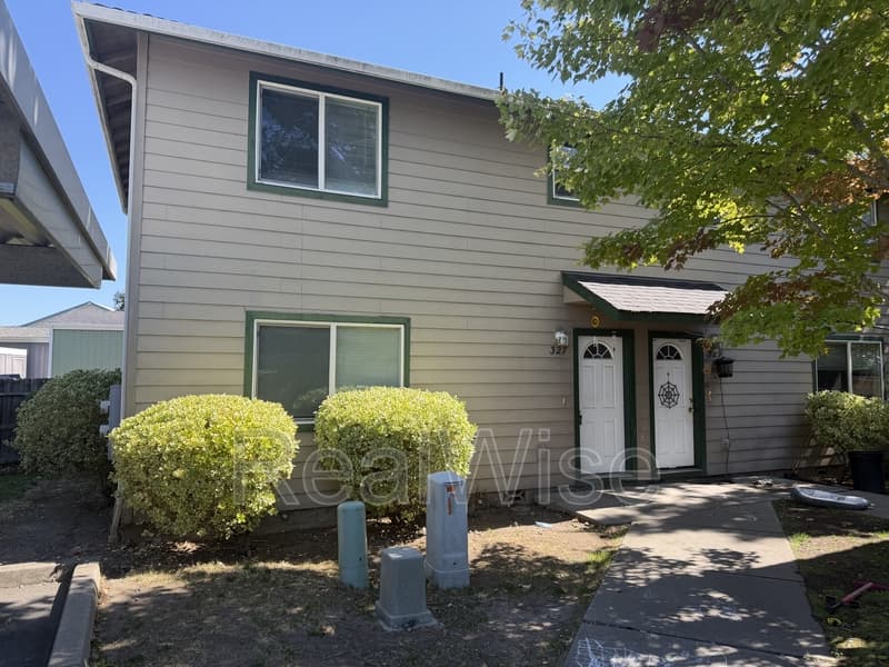 Grants Pass Condo: 327 Pardee Ln