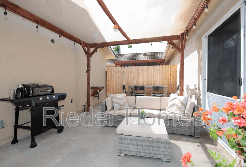 Oceanside House: 1606 Hackamore Rd