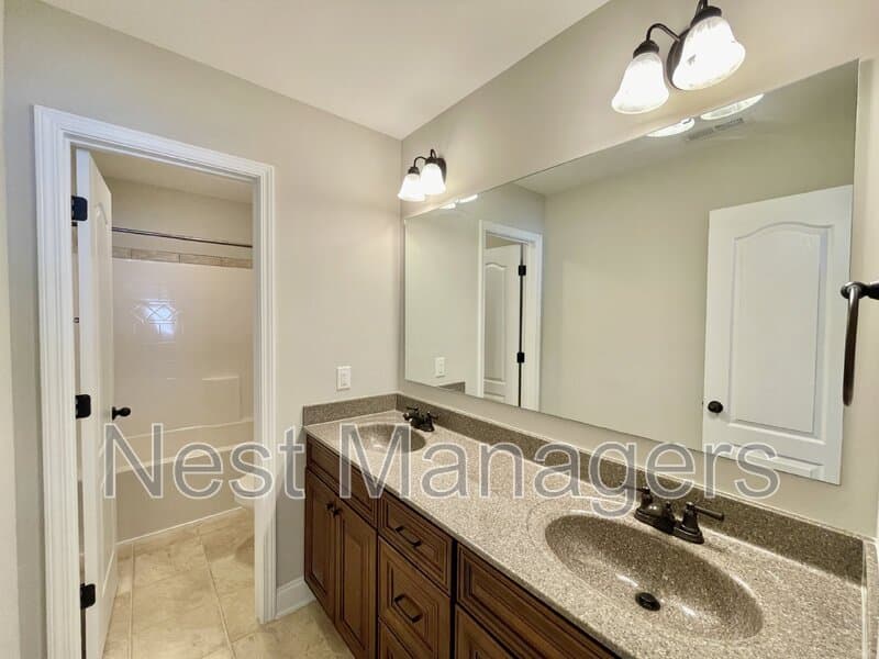 Hope Mills House: 5849 Crepe Myrtle Drive
