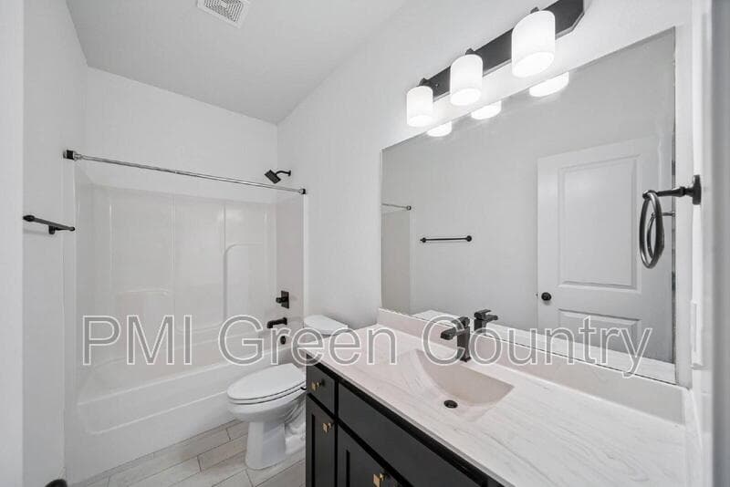 Collinsville House: 11806 N 131st E Ave
