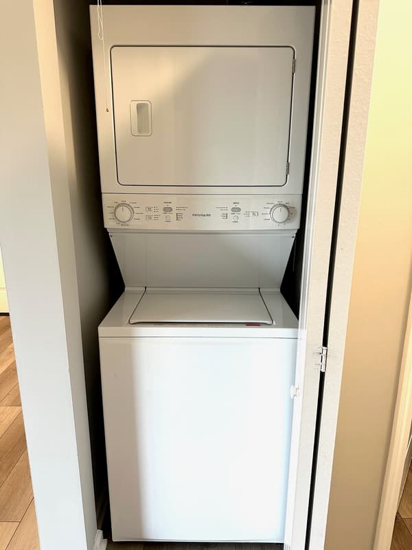 East Dundee Condo: 811 E Main St