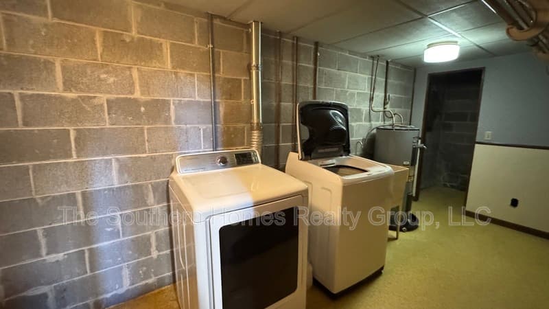 Athens House: 1305 Ridgeway Circle