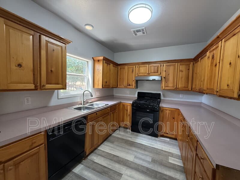 Coweta House: 212 West Pecan Street