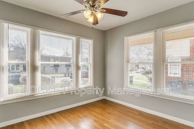 Fort Worth House: 3204 Rogers Avenue
