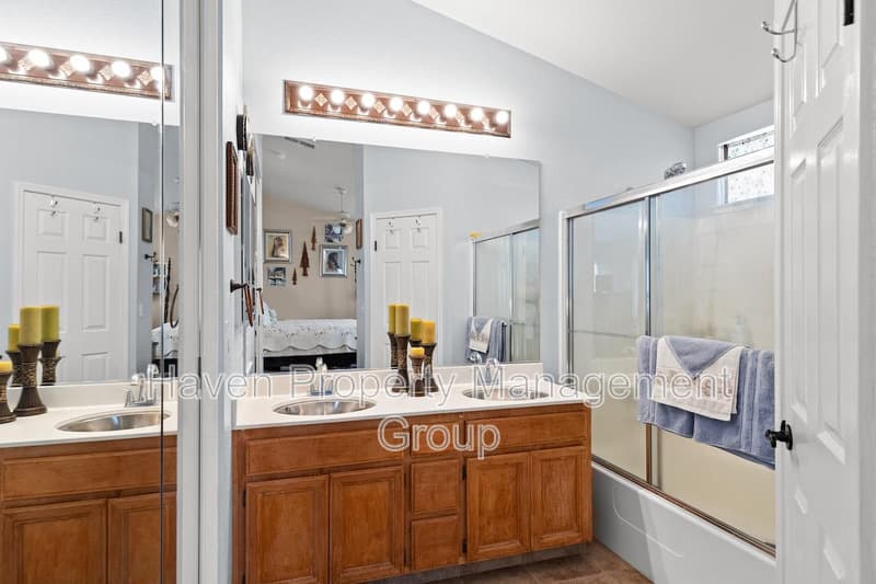 Tracy House: 2866 Valcourt Way