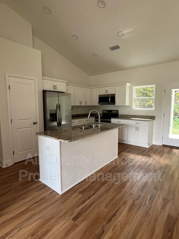Monticello House: 325 Melrose Dr