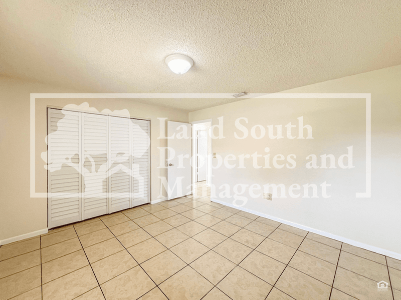 Lakeland House: 5825 Charlton Drive