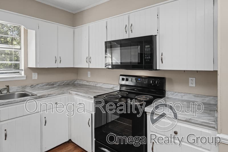 Anniston House: 1033 Old Mill Rd