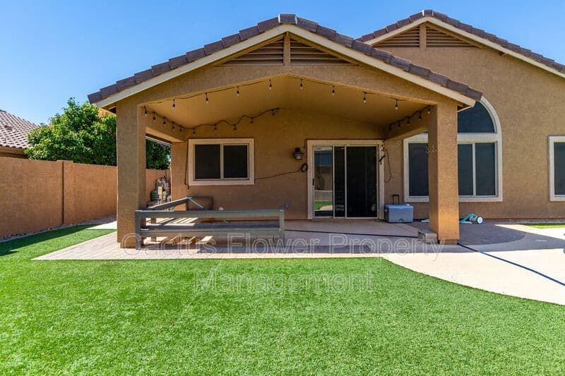 Glendale House: 21295 N 69th Ave
