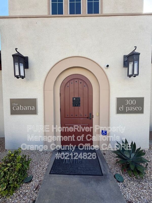 Lake Forest House: 208 El Paseo