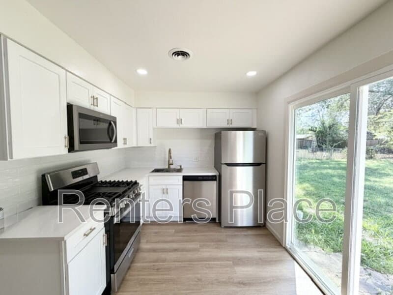 Sapulpa House: 2214 S Poplar St