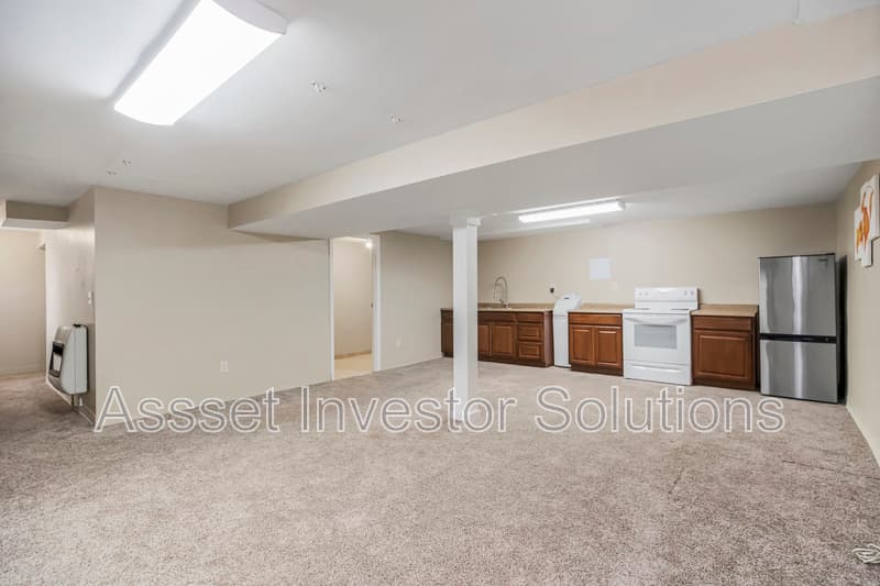 Leawood House: 8400 State Line Rd