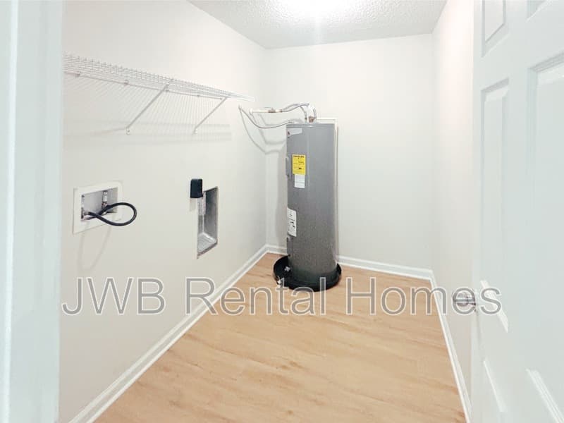 Jacksonville House: 2139 Sessions Ln