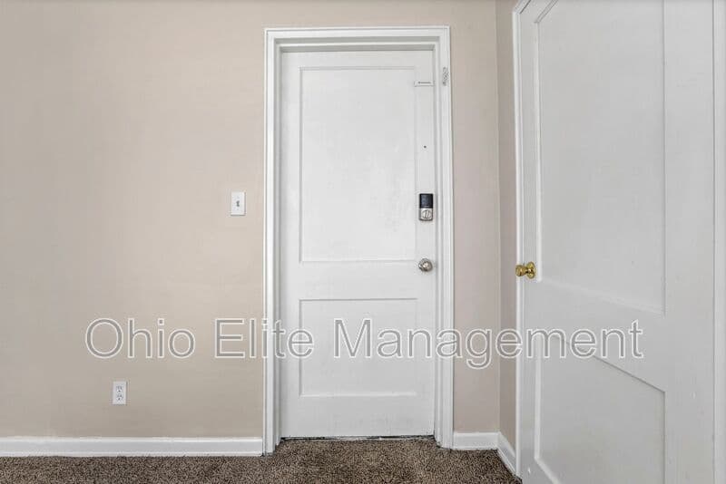 Columbus House: 370 S Chase Ave
