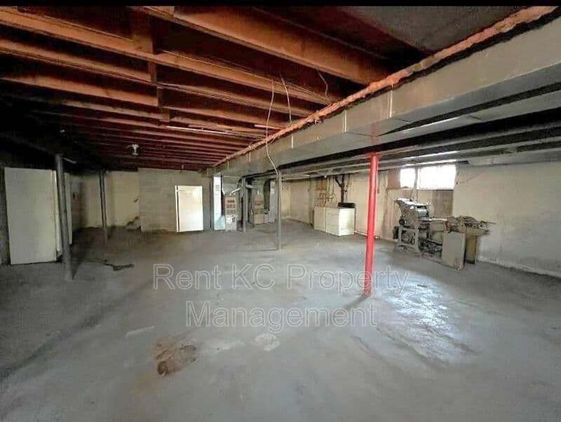 Kansas City House: 800 E 75th Terrace