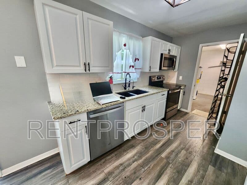 Deland House: 410 Albany Ave