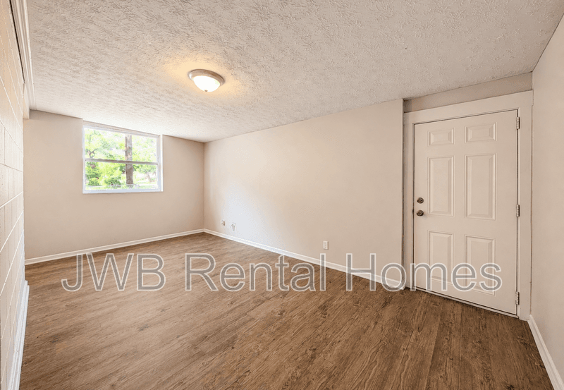 Jacksonville House: 3359 Phyllis St