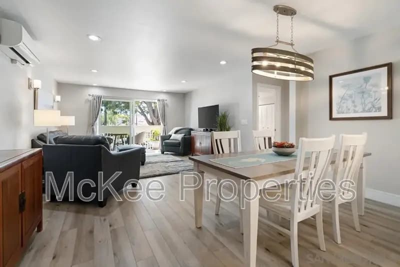 Coronado Condo: 516 E Avenue