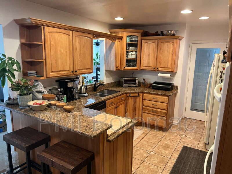 Bowie House: 12618 Kavanaugh Ln