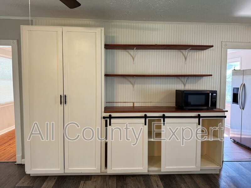Gainesville House: 9215 Long Hollow Rd