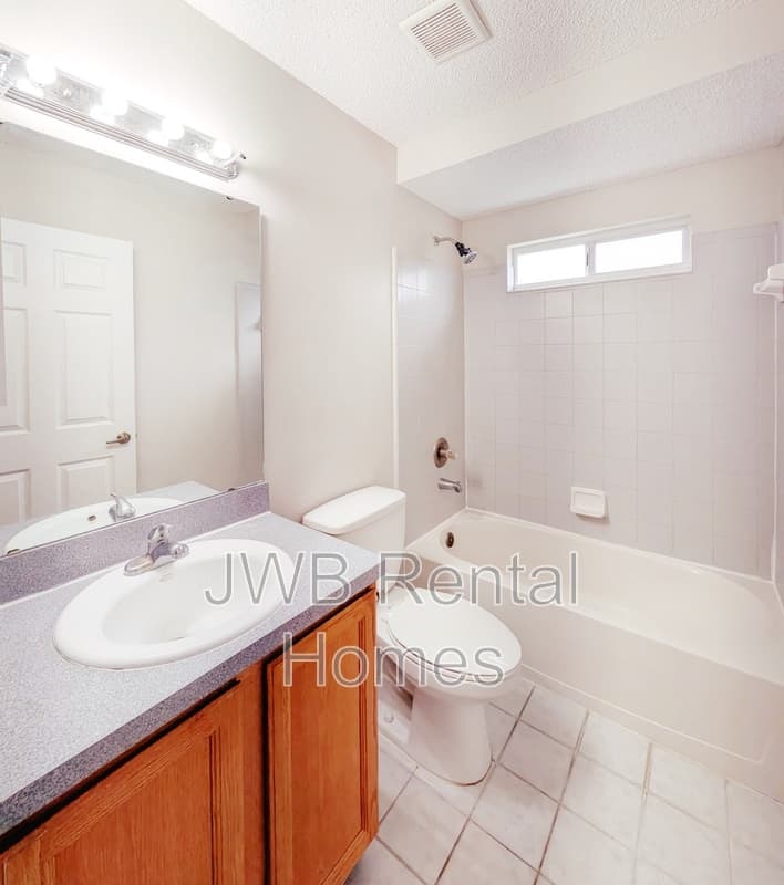 Jacksonville House: 4483 Cobblefield Cir E