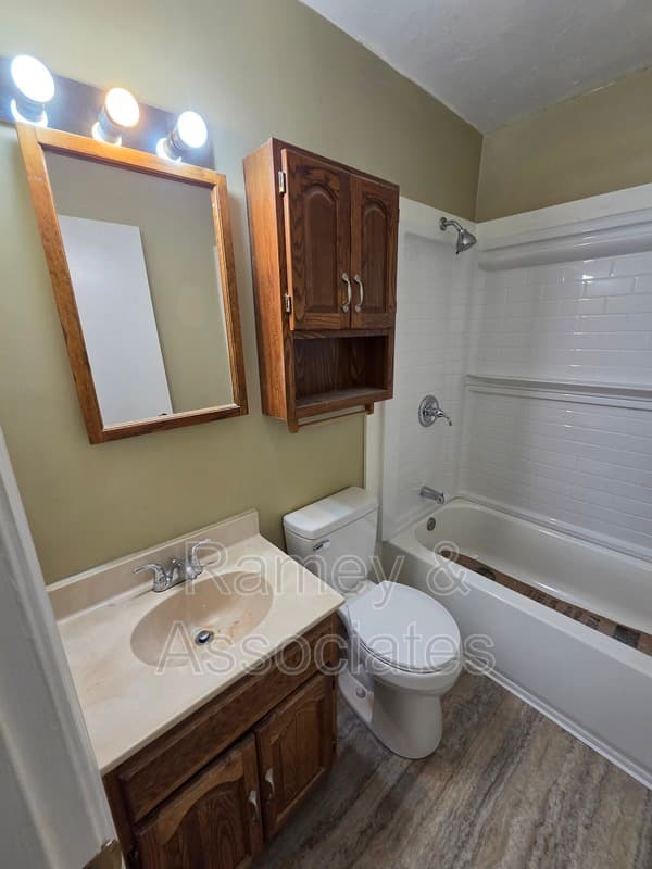 Louisville House: 1091 Bicknell Ave