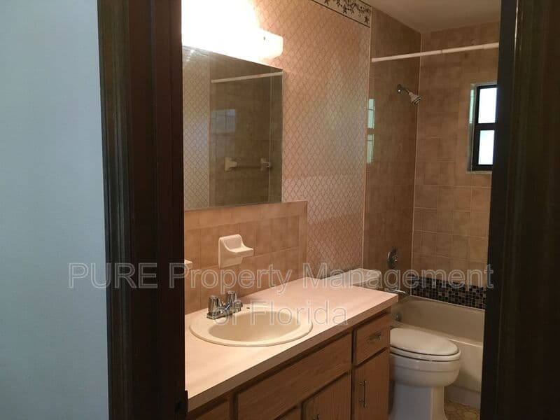 Ocala House: 3242 NE 32 Avenue