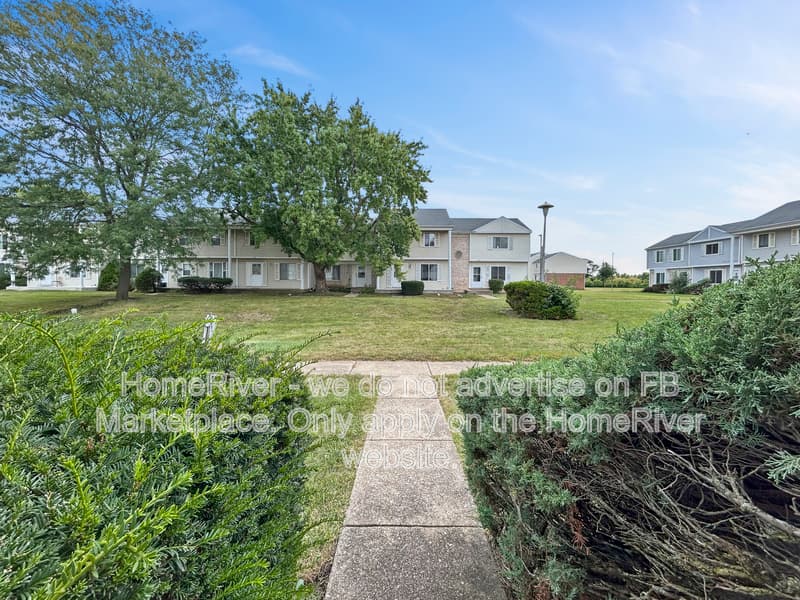 Bolingbrook House: 411 Gainsborough Ct