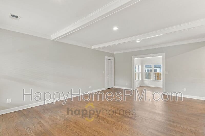 Summerville House: 111 Flicker Lane