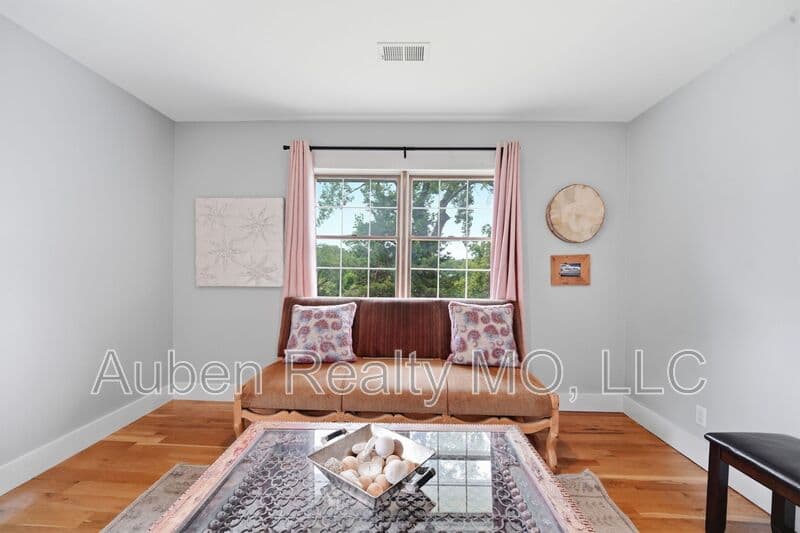Kansas City House: 10200 Grandview Rd