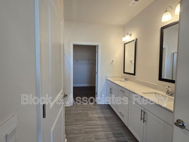 Jamestown House: 304 Sefton Drive