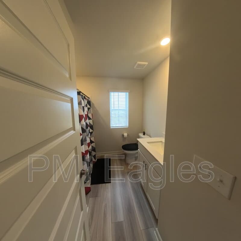 Clarksville House: 827 Moray Lane