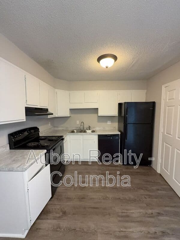 Cayce House: 15 Londonderry Sq