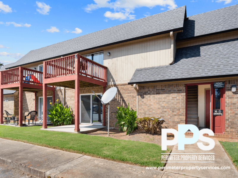 Conyers House: 1510-1512-1514 Pine Log Road