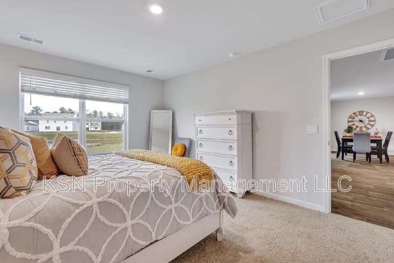 Bloomingdale House: 224 Skylark Rd