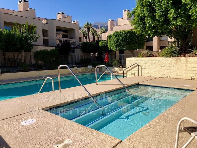 Palm Springs House: 999 Village Square South