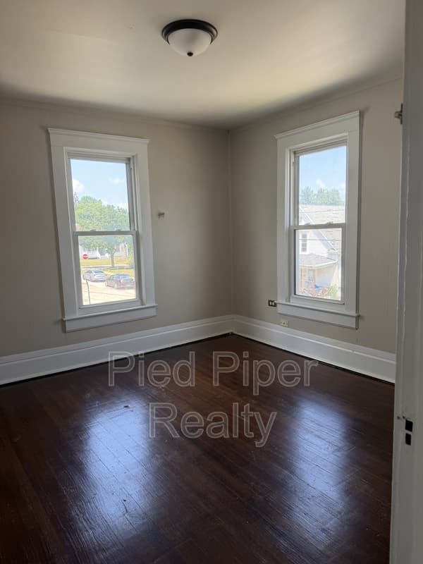 Freeport House: 839 S Adams Ave
