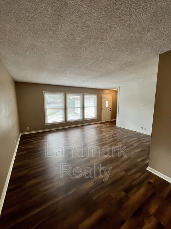 Warner Robins House: 116 Lake Front Drive