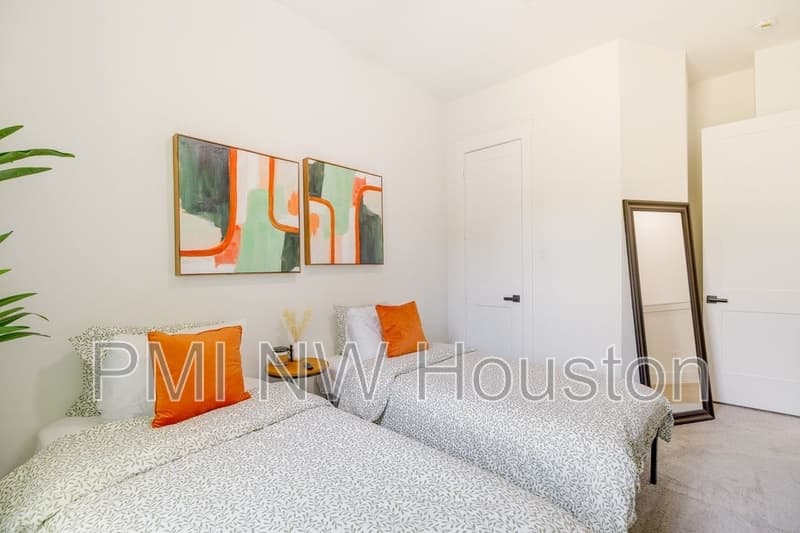 Houston House: 4706 Market St