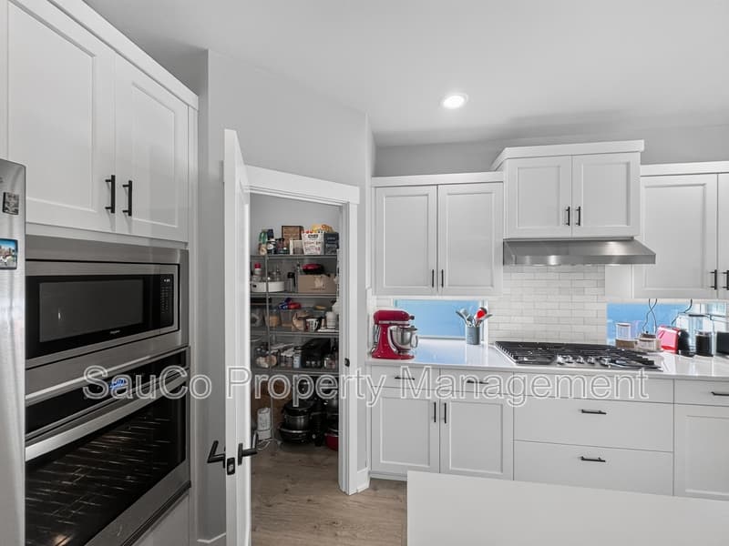 Hillsboro House: 8063 Southeast Reddington Street