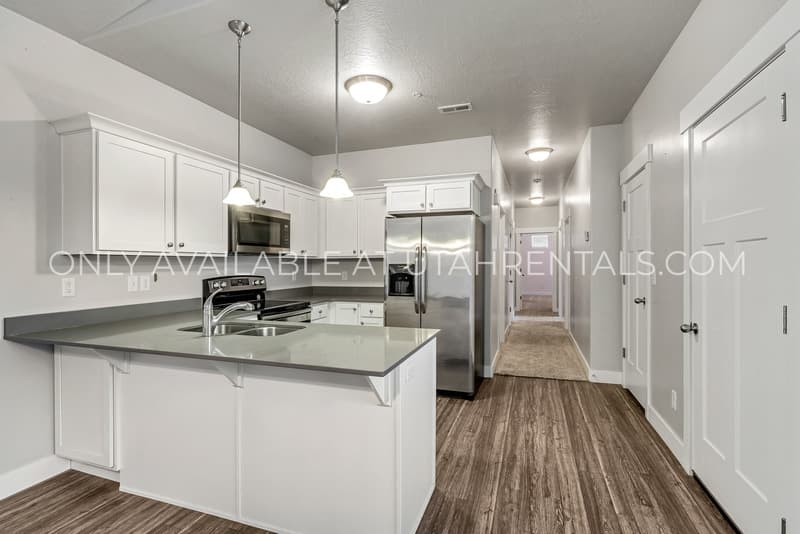 Vineyard Condo: 42 W Silver Springs Dr
