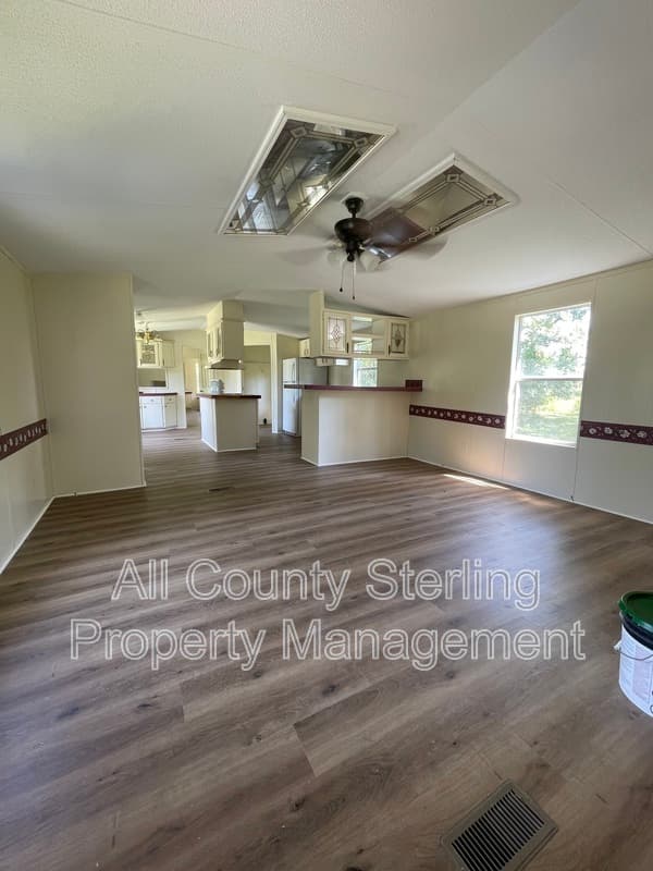 Lake City House: 186 NW Gerson Lane