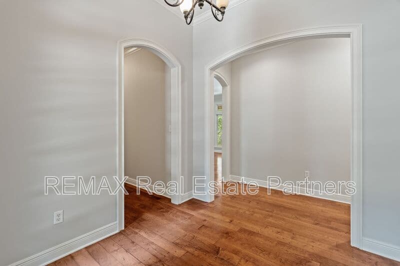 Sumrall House: 107 Raybourn Rd