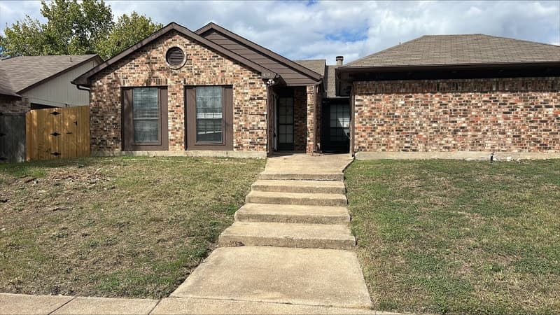 Cedar Hill House: 420 Dollins St