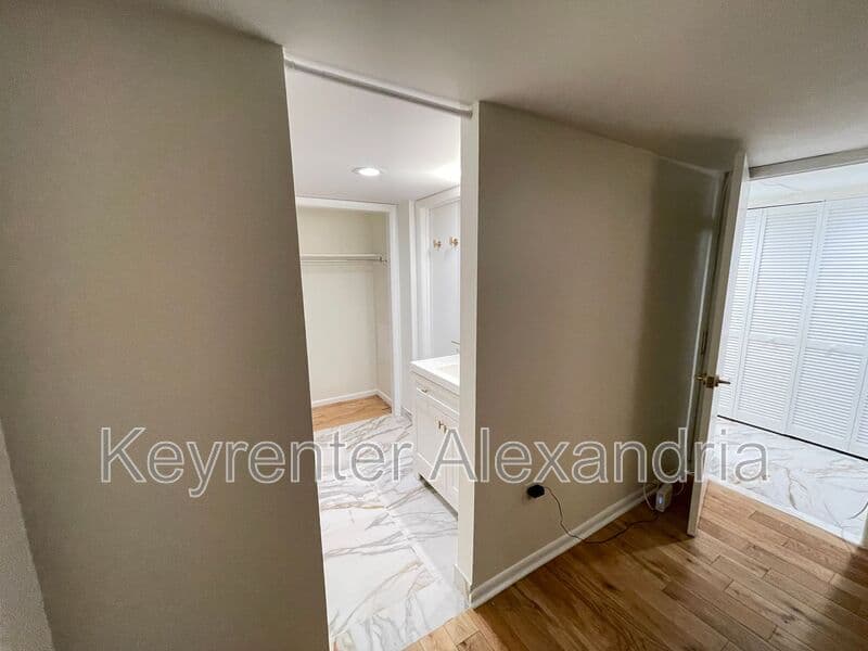 Alexandria Condo: 116 Roberts Ln